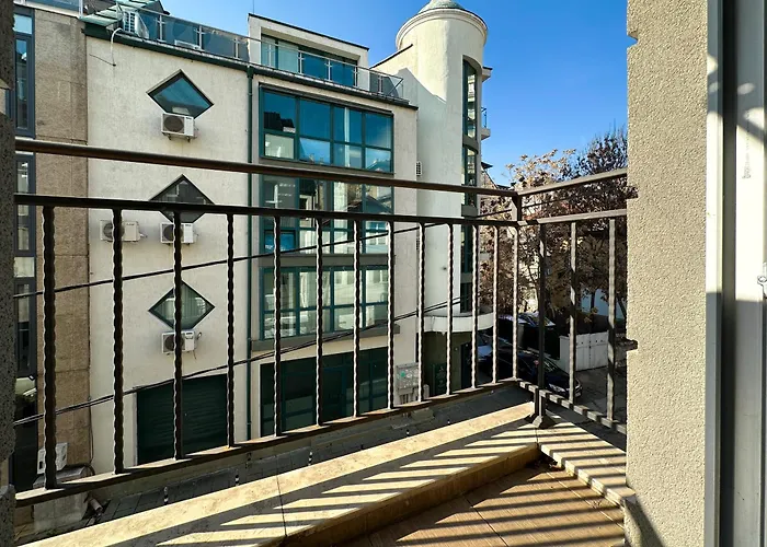 Downtown - Netflix - Ac - Next To Metro And Train